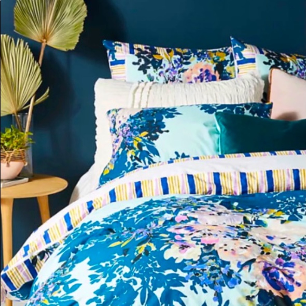Beautiful Anthropologie Floral Duvet Comforter set